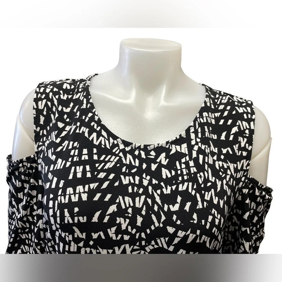 Vince Camuto Stretchy Blouse Short Sleeve  Cold Shoulder Geometric Size XL - Picture 5 of 8
